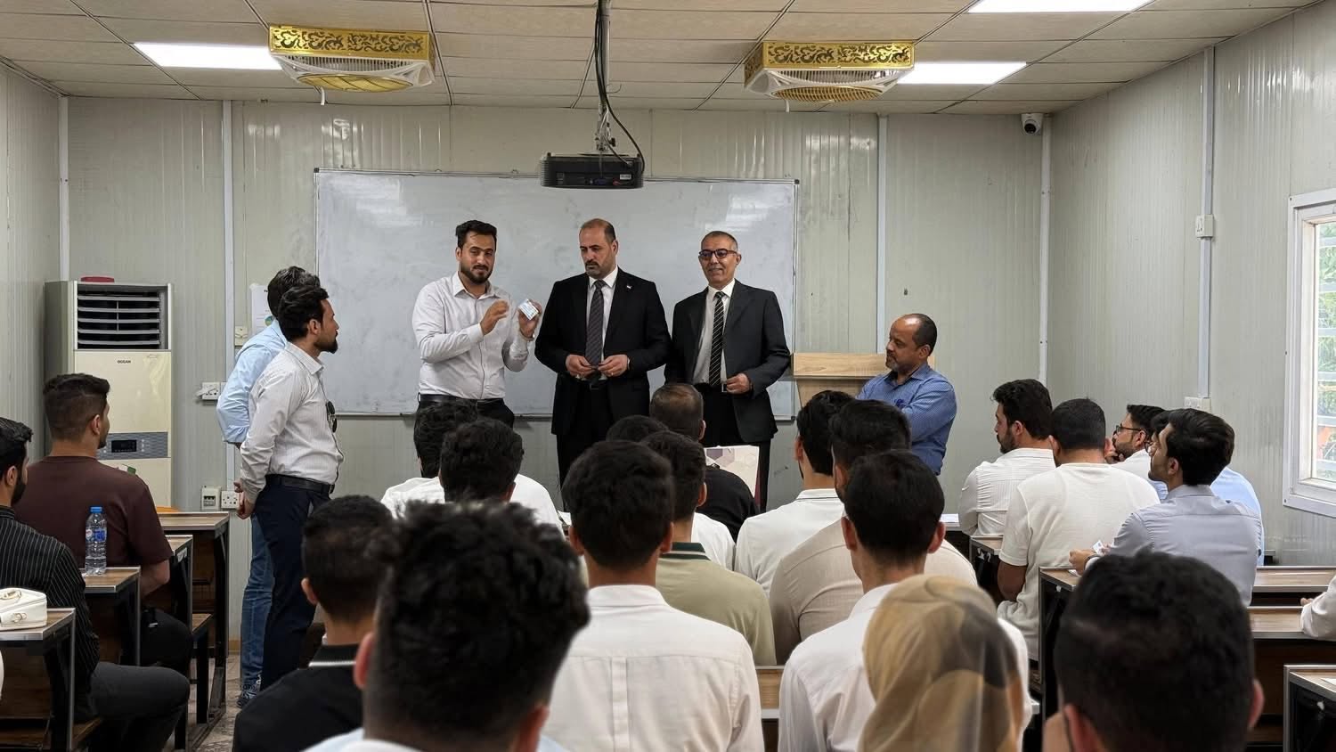 تسليم الهويات الجامعية الجديدة لطلبة كلية هندسة النفط والغاز ضمن منصة التعليم العالي الرقمية (HEPIQ)